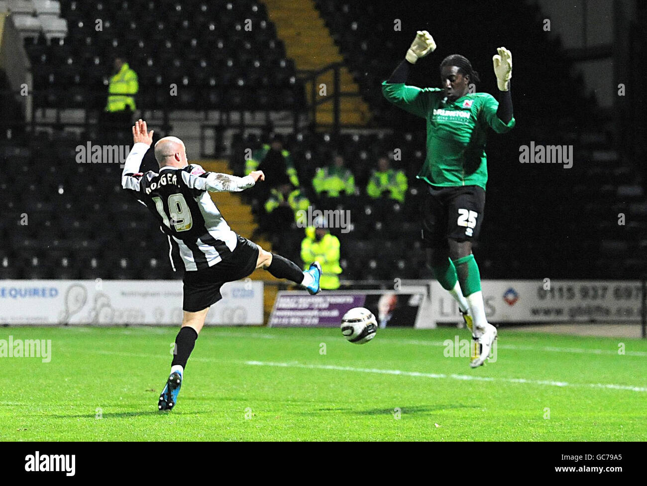 Football - Coca-Cola football League 2 - Notts County v Darlington - Meadow Lane.Luke Rodgers, du comté de Notts, a obtenu un score lors du match de la Coca-Cola League Two à Meadow Lane, Nottingham. Banque D'Images