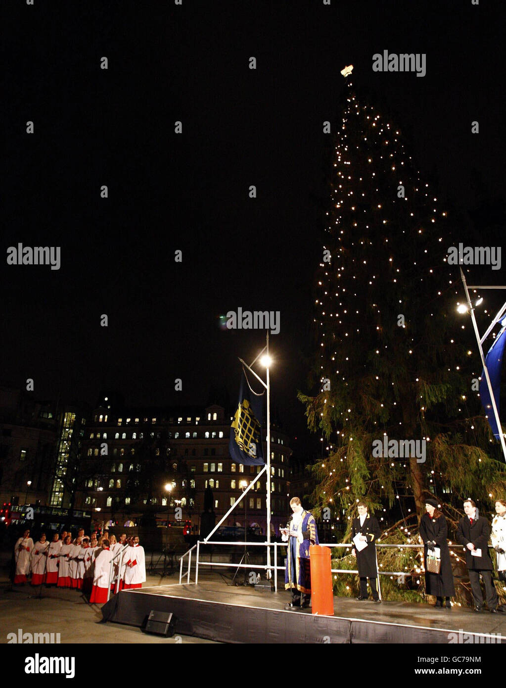 Un sapin de Noël, donné par le peuple norvégien, a ses lumières officiellement allumées, dans Trafalgar Square à Londres. Banque D'Images