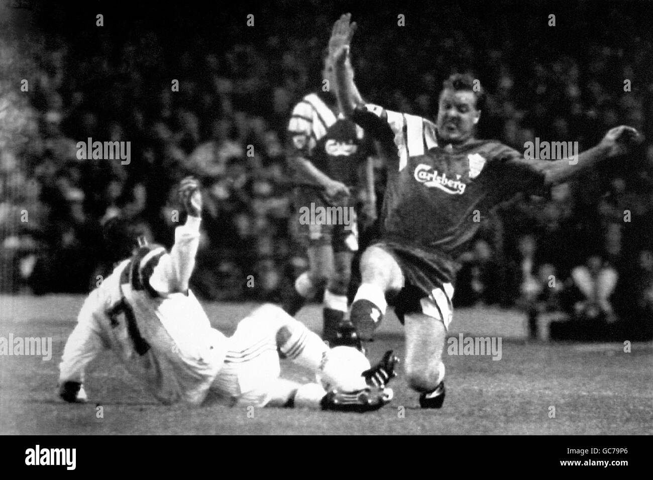 STEVE NICOL DE LIVERPOOL TENTE DE PRENDRE LE BALLON DE L'ONOPKO DE SPARTAK MOSCOU PENDANT LE MATCH À ANFIELD. LIVERPOOL A PERDU LE MATCH 0-2. Banque D'Images