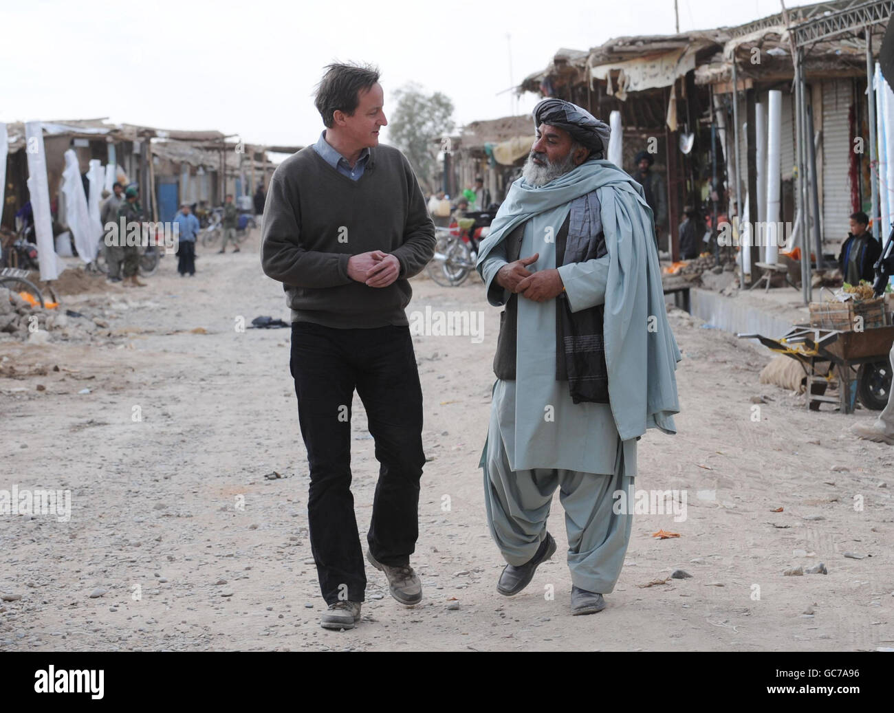 Le chef du Parti conservateur David Cameron visite le bazar du centre du quartier nad-e-Ali avec le gouverneur Habibullah et rencontre les gens locaux où 53 nouvelles boutiques doivent être construites avec un marché couvert financé par le gouvernement britannique. Banque D'Images