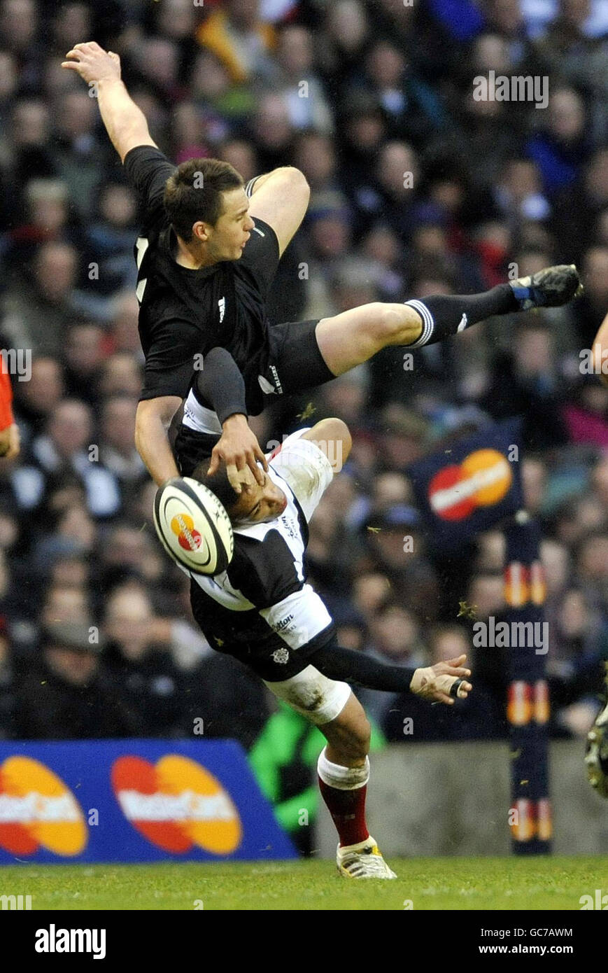 Ben Smith (en haut) et Bryan Habana, de la Nouvelle-Zélande, se battent pour une balle de haut niveau lors du match du Trophée MasterCard à Twickenham, Londres. Banque D'Images