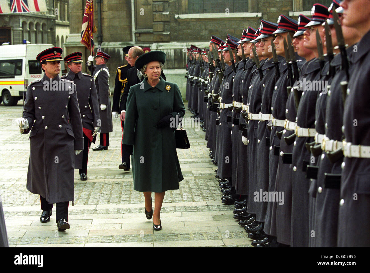 LES MEMBRES DE LA REINE INSPECTS DE L'HONORABLE COMPAGNIE D'ARTILLERIE AVANT D'ASSISTER À UN DÉJEUNER AU GUILDHALL, À LONDRES, ORGANISÉ PAR LA CORPORATION DE LONDRES POUR SOULIGNER LE 40E ANNIVERSAIRE DE SON ACCESSION AU TRÔNE. Banque D'Images