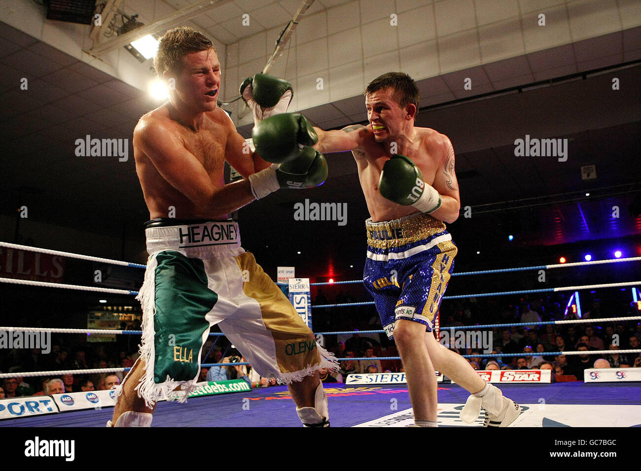 Boxe - Super Bantam Weight bout - Paul Hyland v Eugene Heagney - Stade national - Dublin.Paul Hyland (à droite) lutte contre Eugene Heagney dans leur combat de poids Super Bantam au Stade National, Dublin, Irlande. Banque D'Images