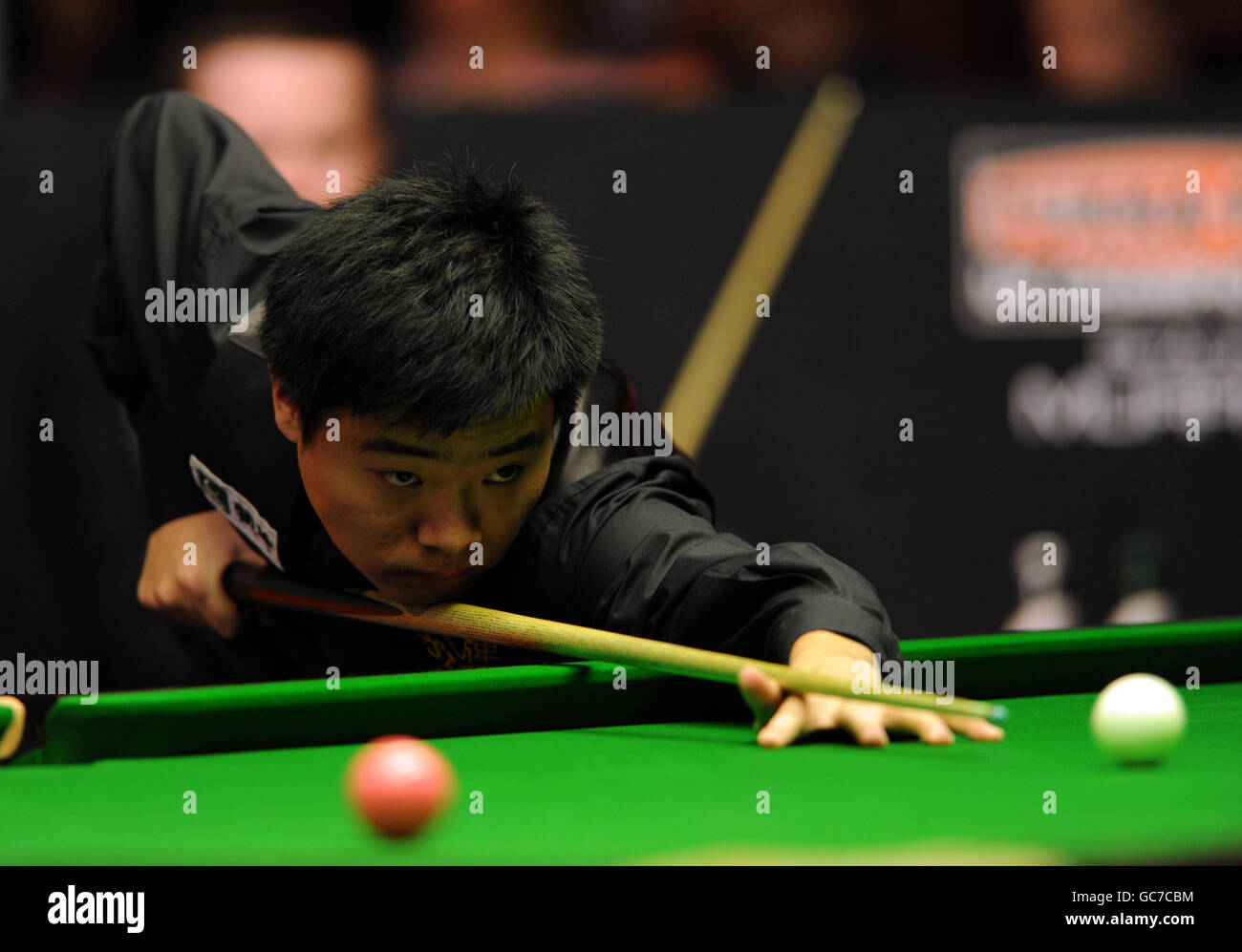 Ding Junhui en action contre Shaun Murphy lors du championnat britannique Pukka Pies au Telford International Centre, Telford. Banque D'Images