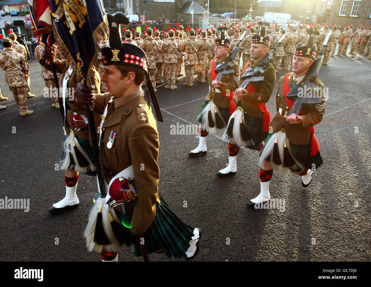 Des soldats de la Black Watch, 3e Bataillon le Royal Regiment défilent dans les rues de Forfar, Angus, pour remercier ceux qui les ont soutenus lors de sa récente visite de sept mois en Afghanistan. Banque D'Images