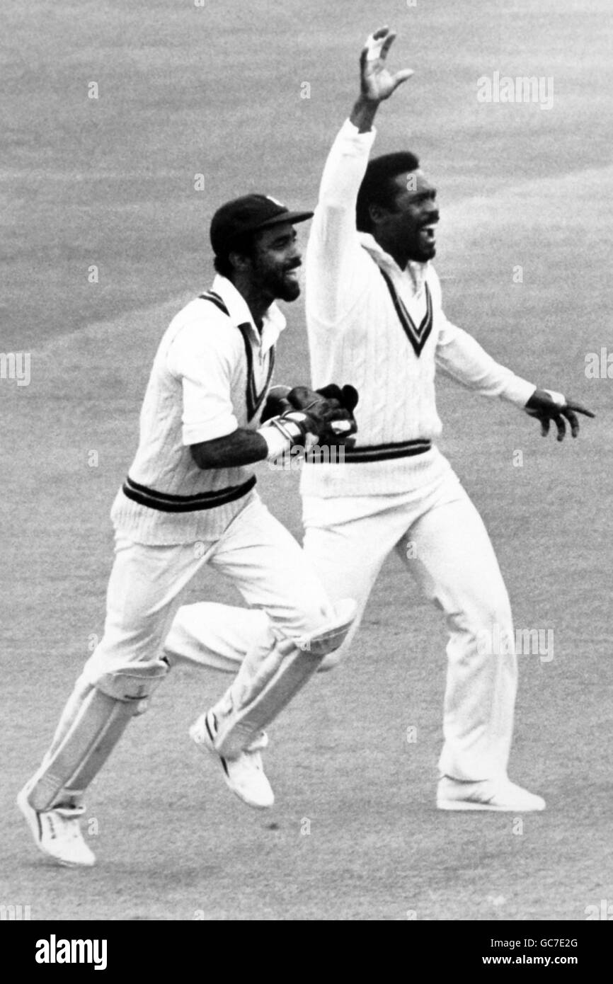 Le cricket des Antilles Viv Richards et le compatriote Malcolm Marshall célèbrent La porte de Chris Broad d'Angleterre à Lord Banque D'Images