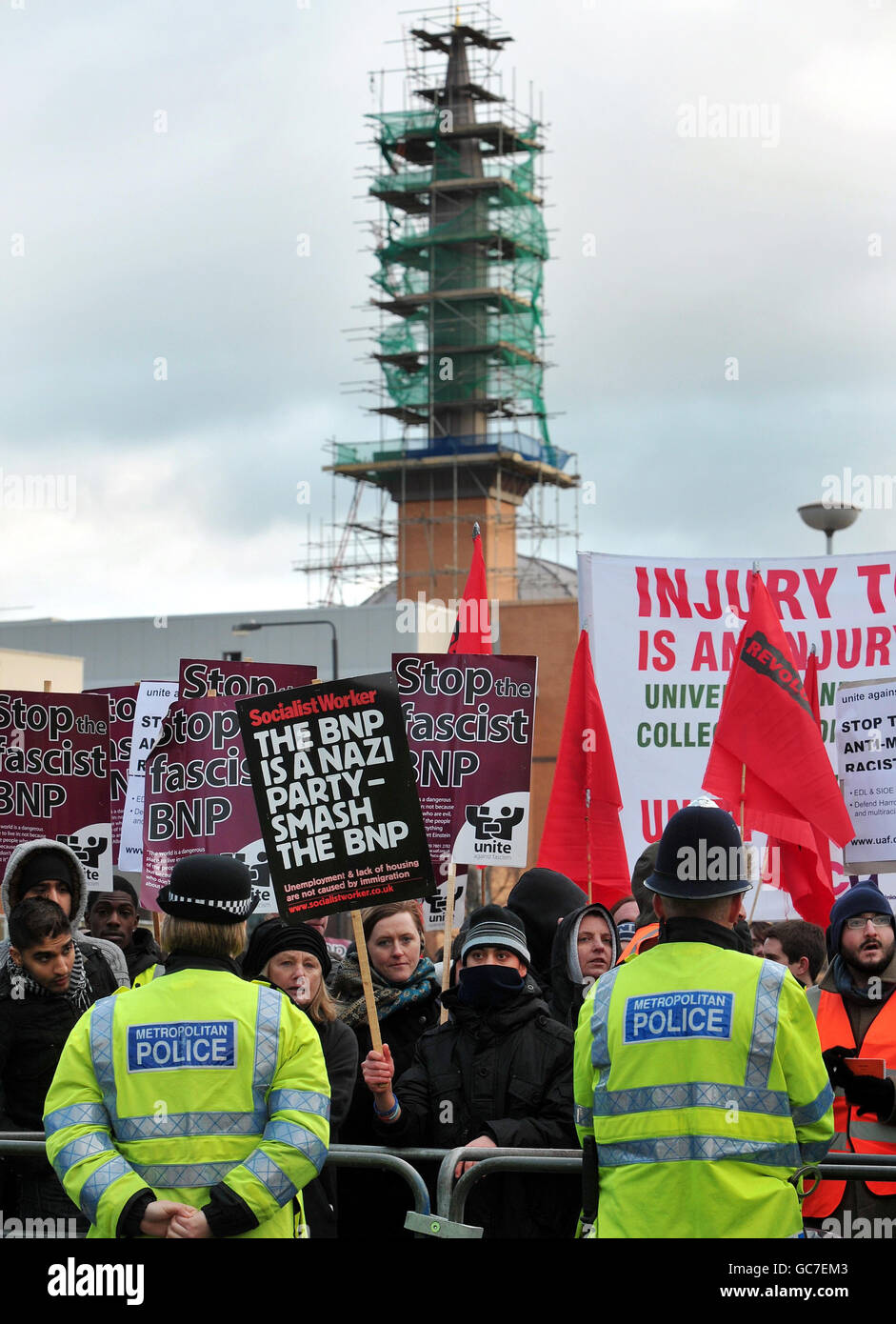 Cordon de police derrière une double couche de barrières, empêcher les manifestants antifascistes de se rendre aux partisans de SIOE (Halte à l'islamisation de l'Europe), à l'extérieur de la mosquée Harrow à Harrow, Middlesex. Banque D'Images
