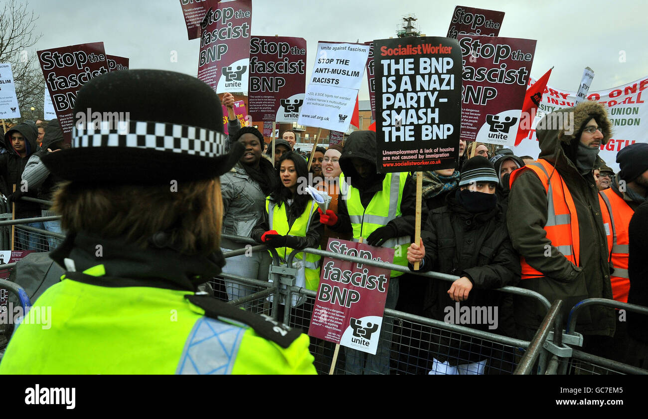 Cordon de police derrière une double couche de barrières, empêcher les manifestants antifascistes de se rendre aux partisans de SIOE (Halte à l'islamisation de l'Europe), à l'extérieur de la mosquée Harrow à Harrow, Middlesex. Banque D'Images