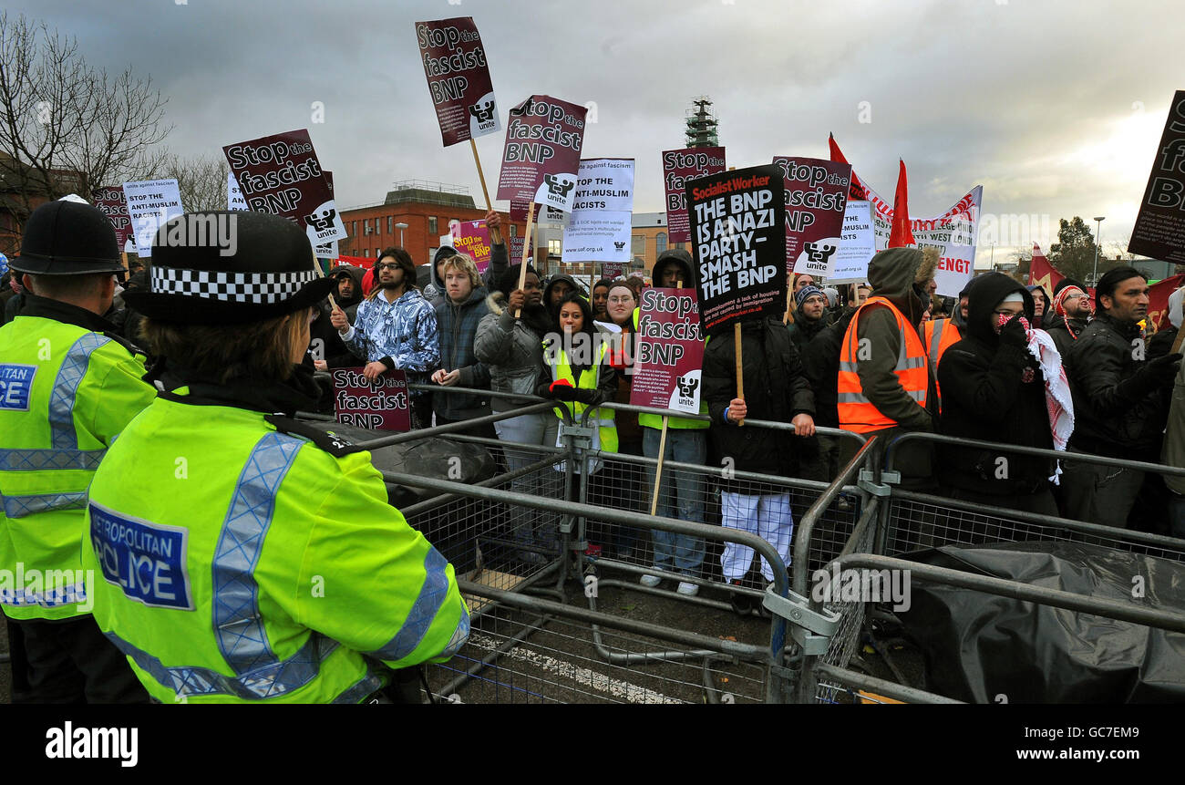 Cordon de police derrière une double couche de barrières, empêcher les manifestants antifascistes de se rendre aux partisans de SIOE (Halte à l'islamisation de l'Europe), à l'extérieur de la mosquée Harrow à Harrow, Middlesex. Banque D'Images