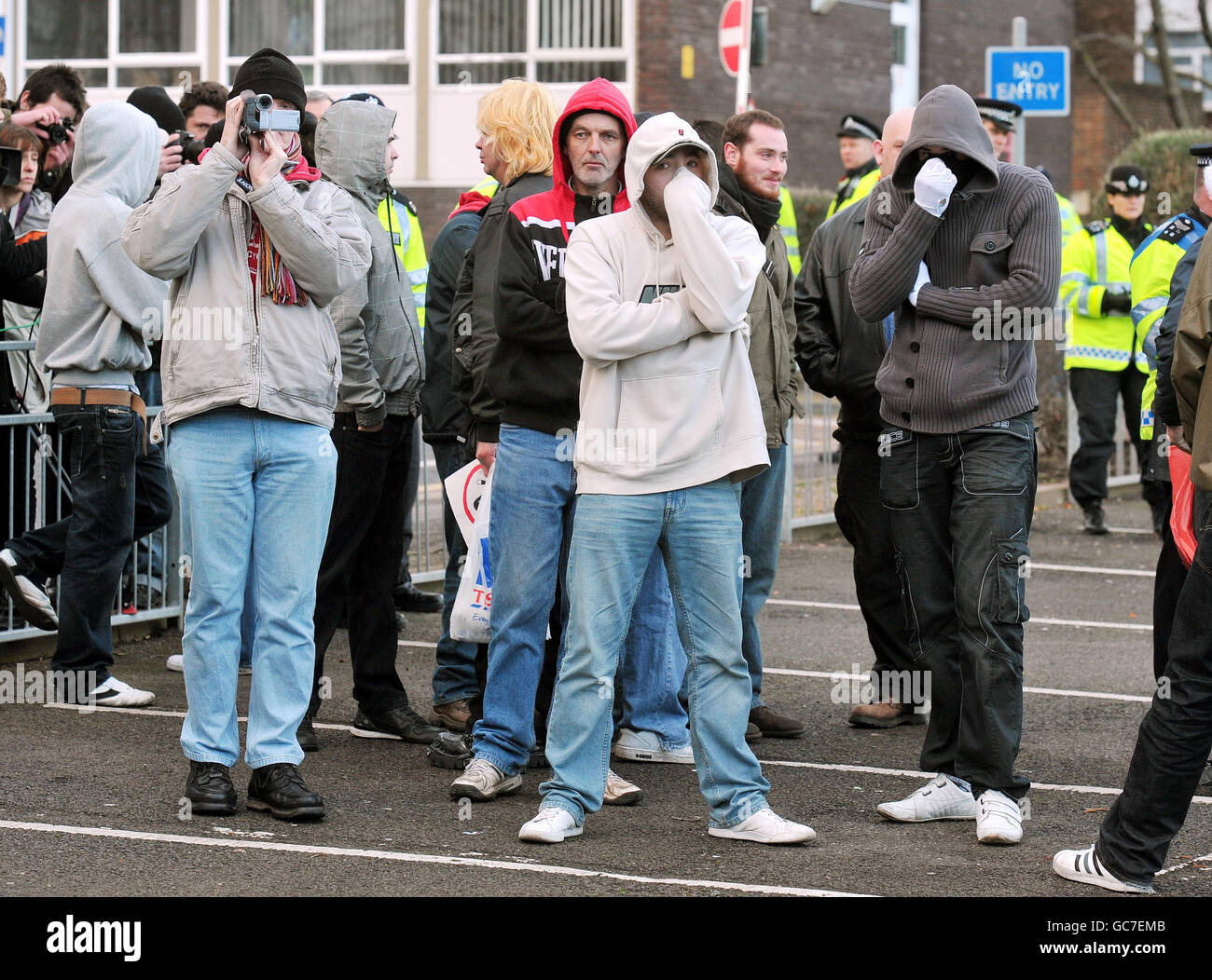 Un groupe de partisans de SIOE (Halte à l'islamisation de l'Europe), goûte à une démonstration rivale contre eux devant la mosquée Harrow à Harrow, Middlesex. Banque D'Images