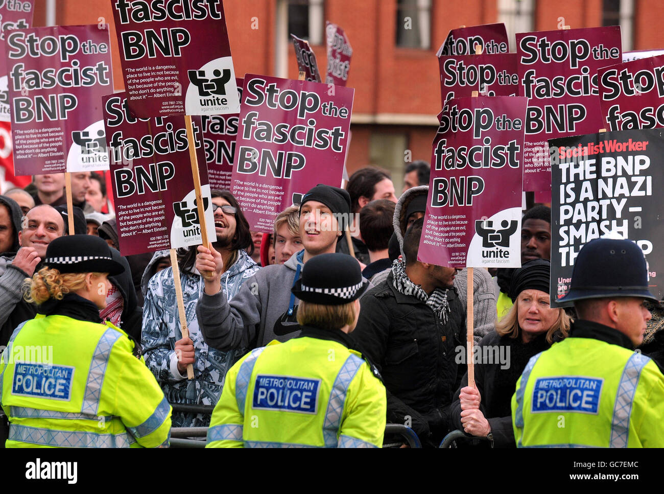 Cordon de police derrière une double couche de barrières, empêcher les manifestants antifascistes de se rendre aux partisans de SIOE (Halte à l'islamisation de l'Europe), à l'extérieur de la mosquée Harrow à Harrow, Middlesex. Banque D'Images