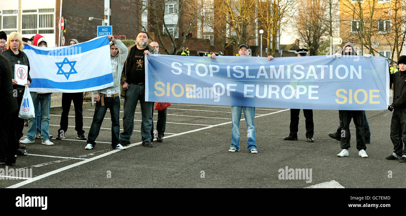 Un groupe de partisans de SIOE (Halte à l'islamisation de l'Europe), goûte à une démonstration rivale contre eux devant la mosquée Harrow à Harrow, Middlesex. Banque D'Images