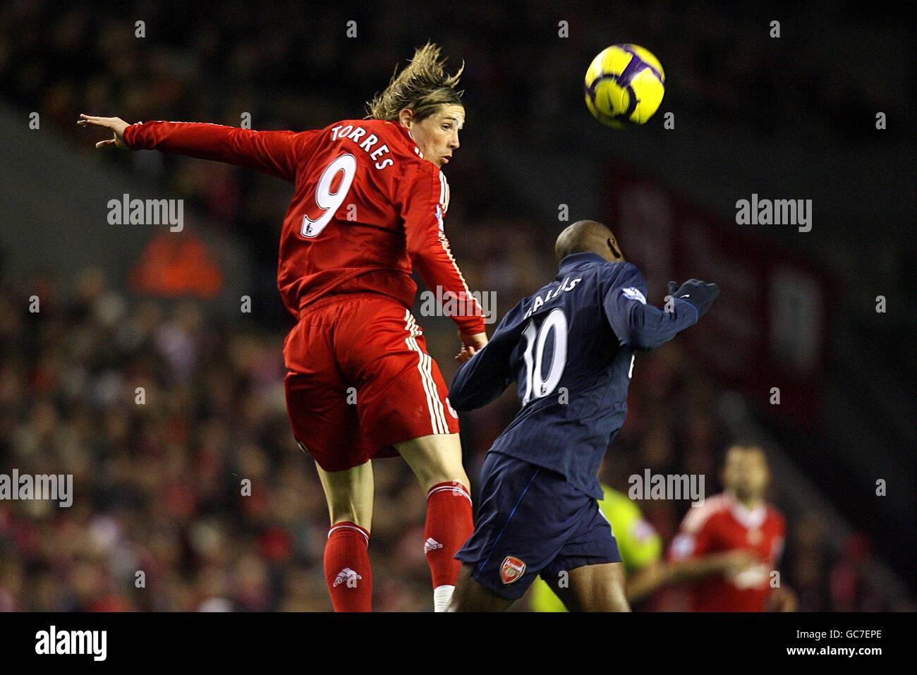 Fernando Torres de Liverpool (à gauche) monte haut pour gagner le ballon, sous la pression de William Gallas d'Arsenal Banque D'Images