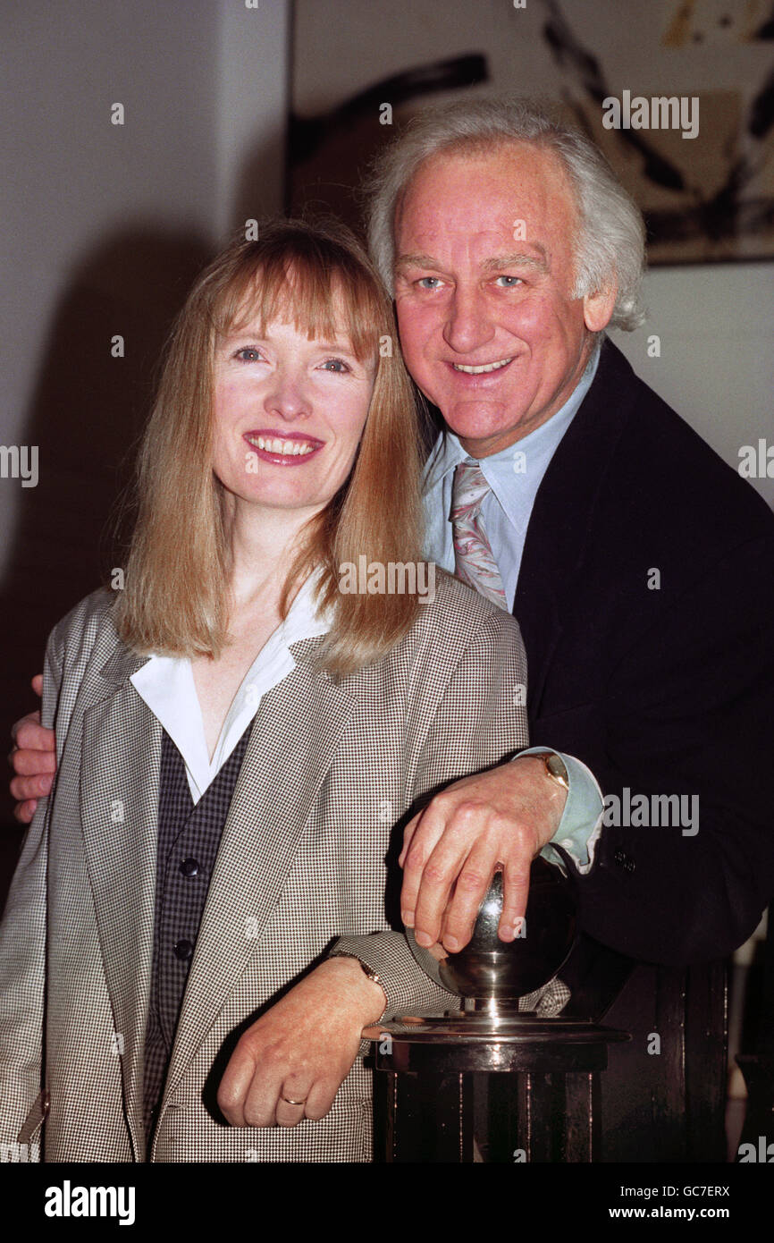 JOHN UNCE & LINDSAY DUNCAN, QUI A ÉTÉ NOMMÉ PETER & ANNIE MAYLE DANS « UNE ANNÉE EN PROVENCE », ADAPTATION EN 12 PARTIES DE L'ÉCRAN DE BBC TV DU LIVRE LE PLUS VENDU PAR PETER MAYLE, DONT LA DIFFUSION COMMENCE FIN FÉVRIER. Banque D'Images