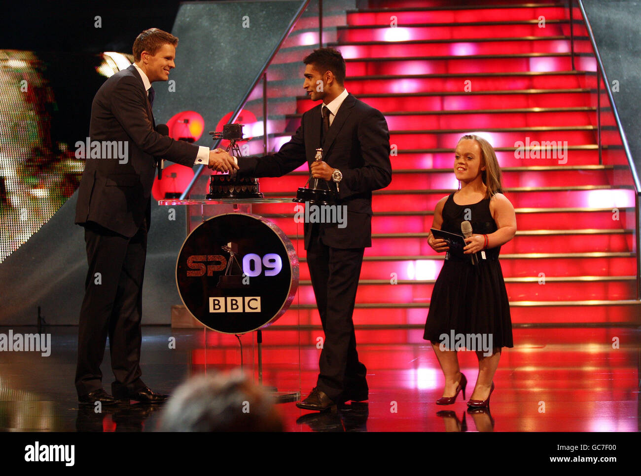 Présentateur Jake Humphrey (à gauche) avec Amir Khan et Eleanor Simmonds (à droite) lors des prix de personnalité de l'année de la BBC Sports à la Sheffield Arena, Sheffield . Banque D'Images