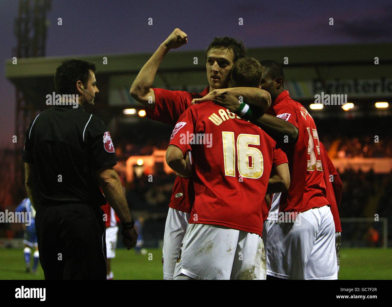 Scott Wagstaff de Charlton Athletic (16) célèbre ses côtés en deuxième position But du jeu avec David Mooney, coéquipier Banque D'Images