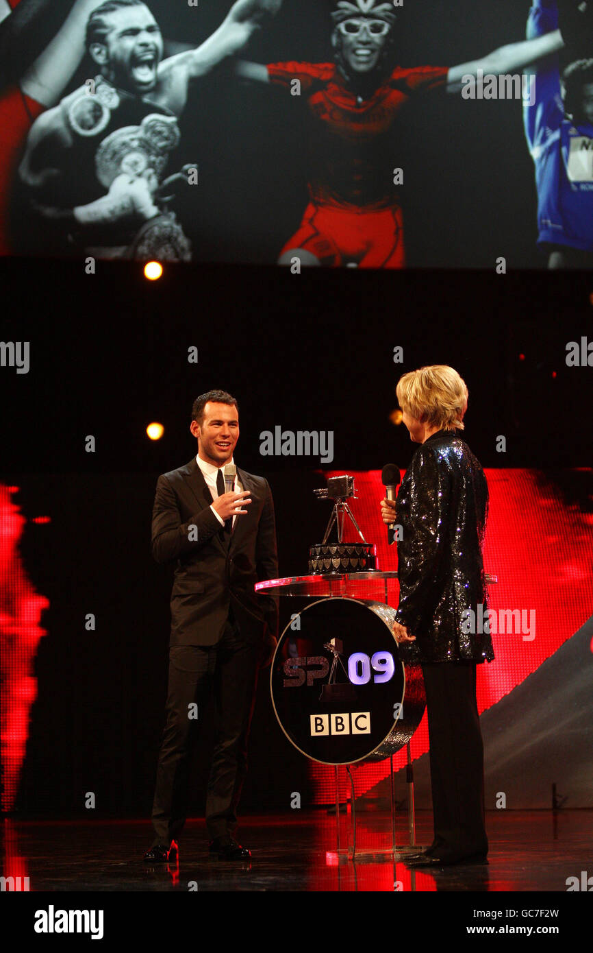 Sport - cérémonie de remise des prix de la personnalité de l'année de la BBC Sports - Sheffield Arena.Mark Cavendish sur scène avec Sue Barker (à droite) lors des BBC Sports Personality of the Year Awards au Sheffield Arena, à Sheffield. Banque D'Images
