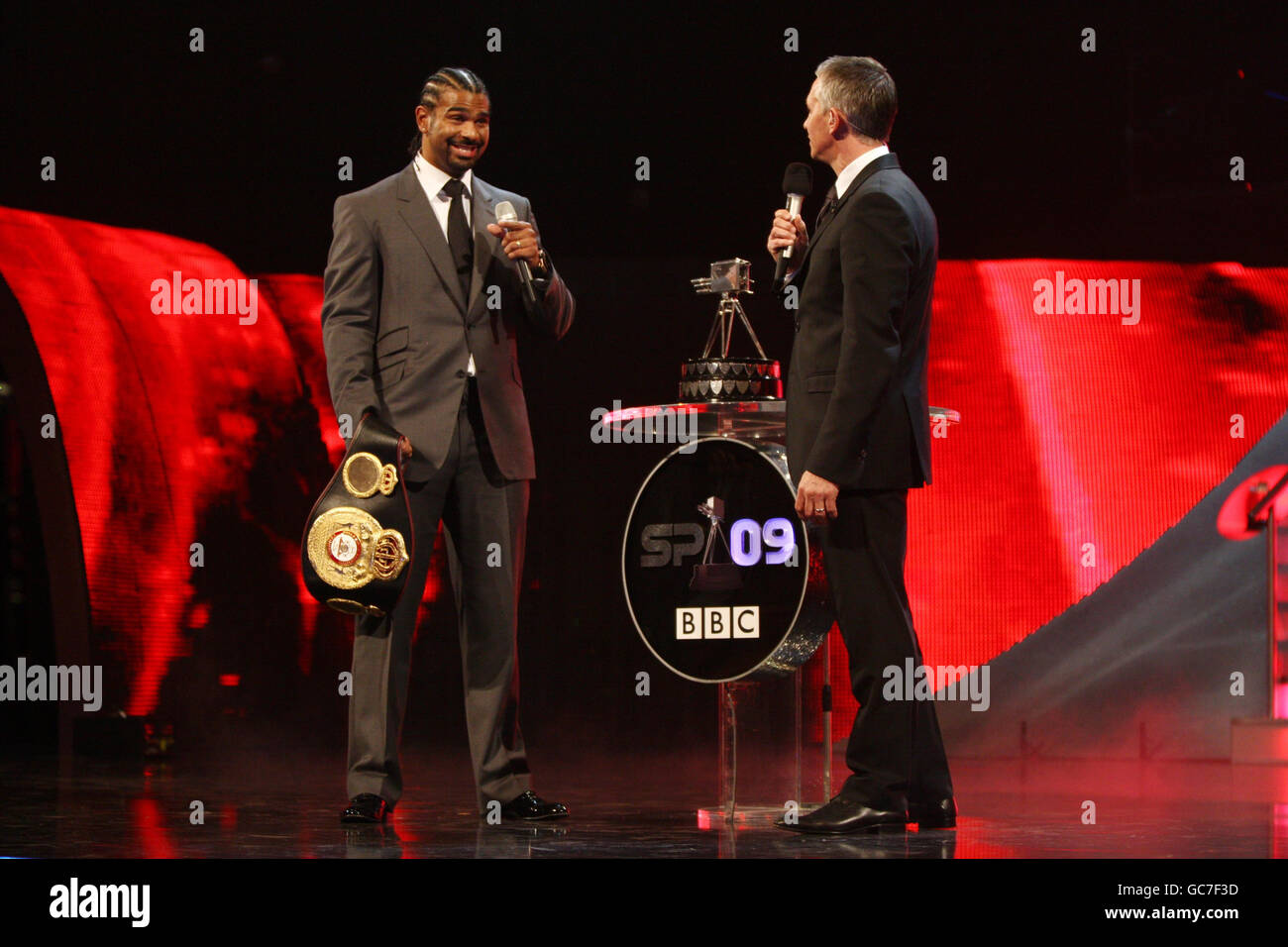 Sport - cérémonie de remise des prix de la personnalité de l'année de la BBC Sports - Sheffield Arena.David Haye et Gary Lineker sur scène lors des BBC Sports Personality of the Year Awards au Sheffield Arena, à Sheffield. Banque D'Images