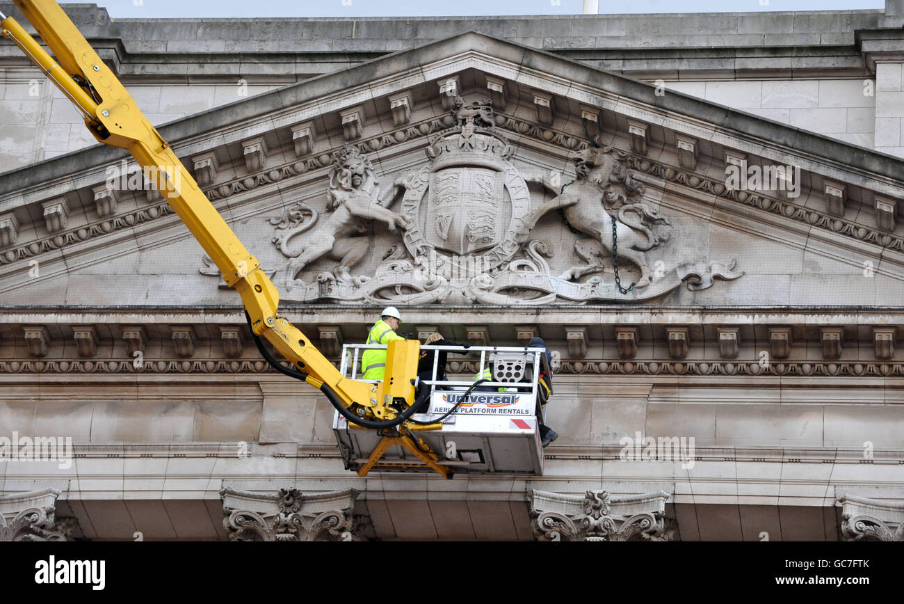 Le personnel de Buckingham Palace utilise une grue mobile pour effectuer des contrôles d'entretien de routine sur le bâtiment. Banque D'Images