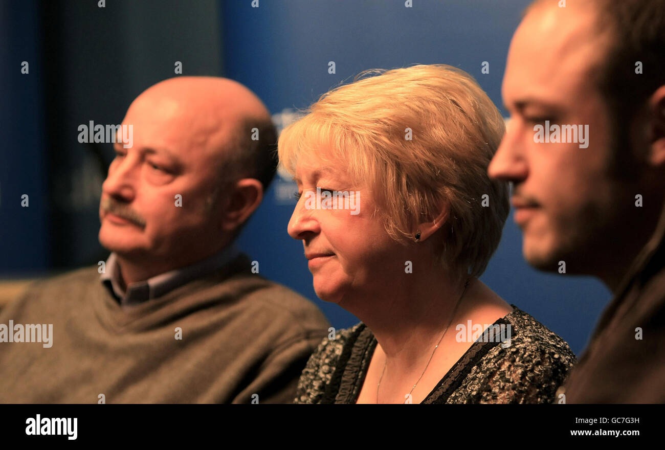 Judith Hodson-Walker (au centre), mère de Craig Hodson-Walker, avec son père Ken (à gauche) et son frère James après que Christopher Morrissey, Declan Morrissey et Anselm Ribera ont été reconnus coupables du meurtre de Craig. Banque D'Images