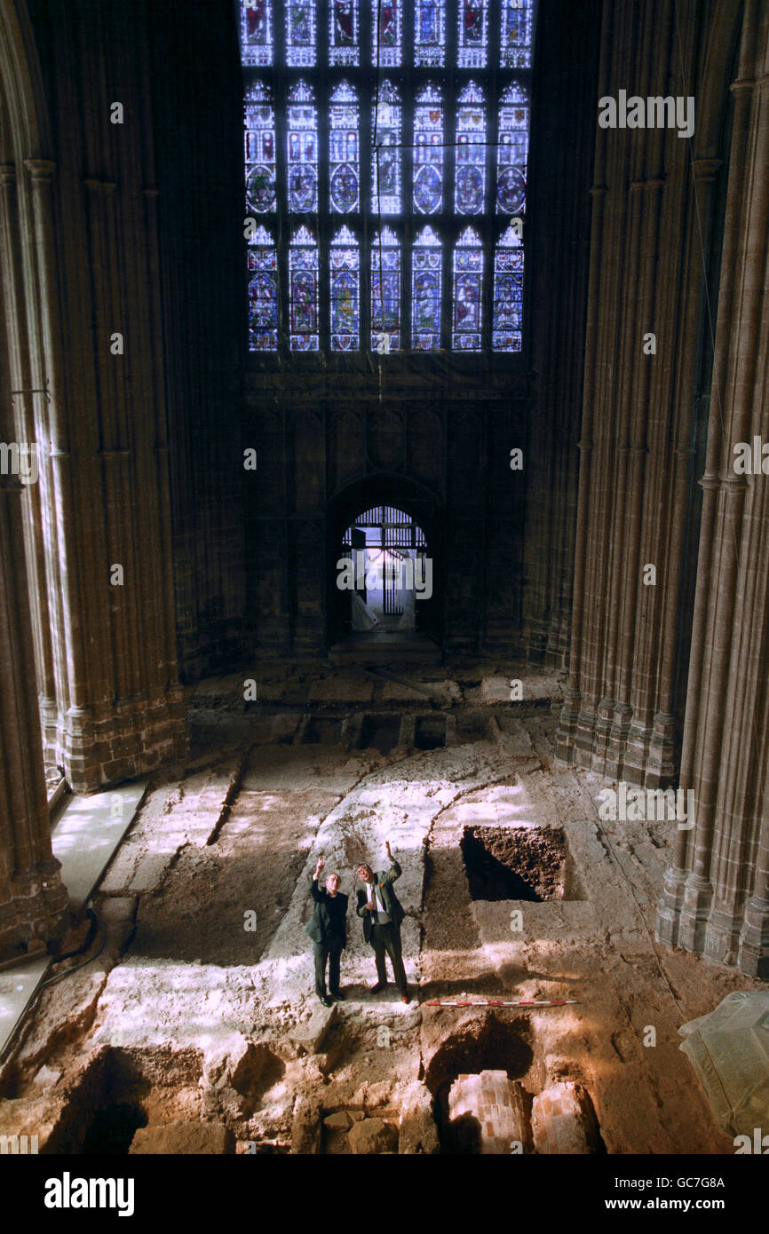 LE PROFESSEUR MARTIN BIDDLE (R) ET LE DOYEN DE LA CATHÉDRALE DE CANTERBURY, REV JOHN SIMPSON, EXAMINENT LA NOUVELLE DÉCOUVERTE ARCHÉOLOGIQUE D'UN PLANCHER ANGLO-SAXON, MIS À LA TERRE APRÈS LES FOUILLES POUR PLACER UN NOUVEAU PLANCHER DANS LA NEF. Banque D'Images