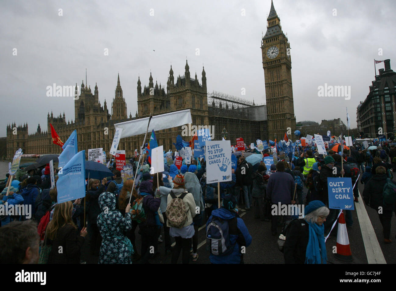 Les manifestants pour le changement climatique forment une vague humaine autour du Parlement dans le centre de Londres, alors que des dizaines de milliers de personnes se joignent à des manifestations pour appeler à des actions sur le changement climatique avant les négociations ardu de l'ONU à Copenhague. Banque D'Images