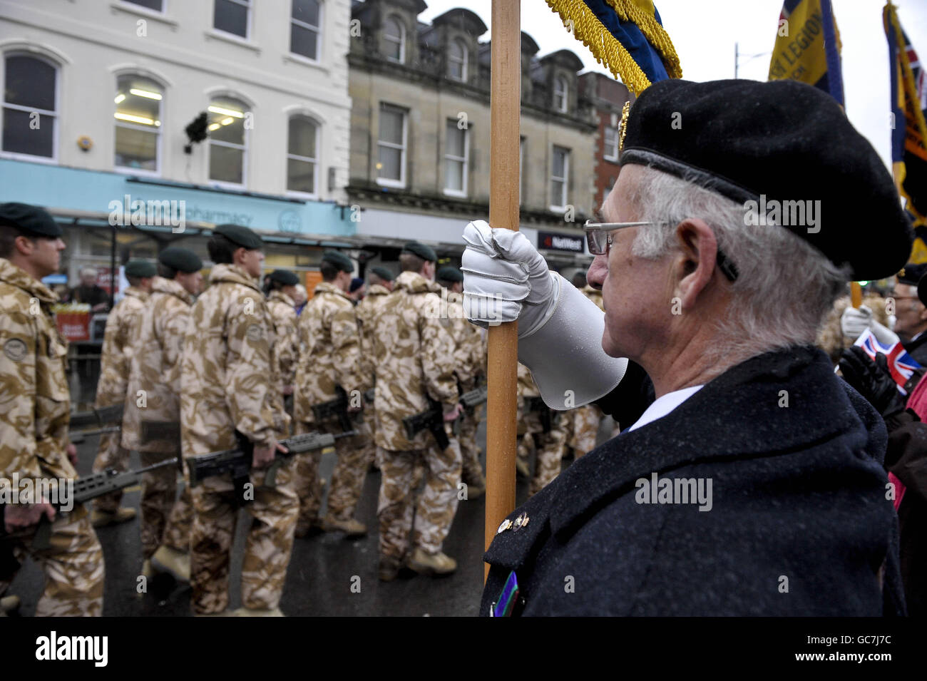 Un porteur standard de la Légion royale britannique tient son standard en tant que soldats du 4e Bataillon, les fusils à carabine (4 carabines) parade à travers Salisbury, Wiltshire, pour célébrer leur récent retour dans leur caserne de Bulford après leur retour de service en Afghanistan. Banque D'Images