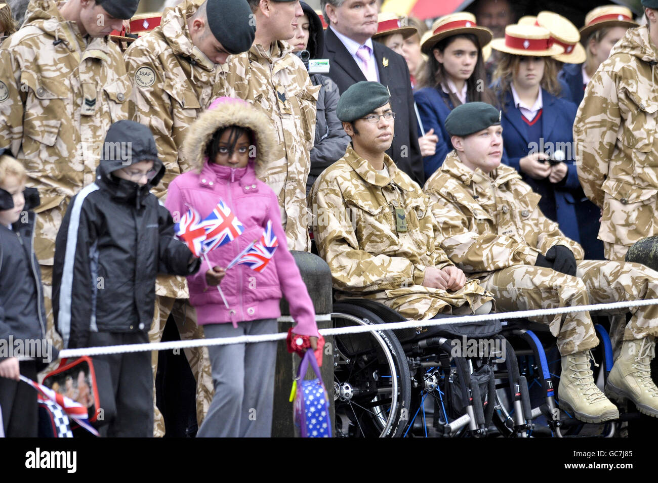 Les soldats blessés observent le défilé des soldats du 4e Bataillon des fusils à Canon rayé (4 carabines) à travers Salisbury, Wiltshire, pour célébrer leur récent retour à leur caserne de Bulford après leur retour de service en Afghanistan. Banque D'Images