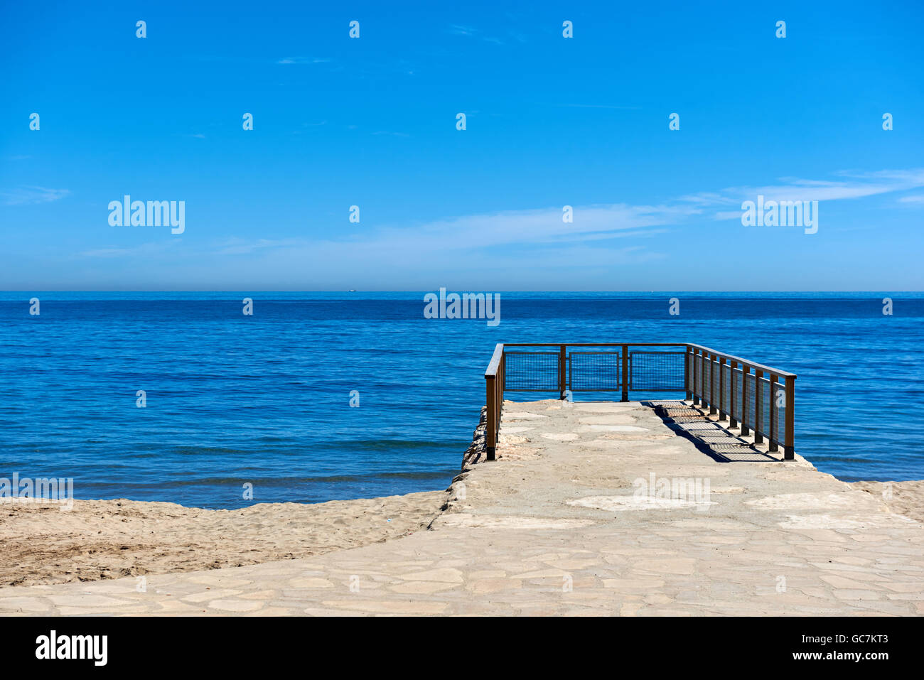 Ciel bleu et l'horizon sur la mer Méditerranée. Scène idyllique. Locations de concept Banque D'Images