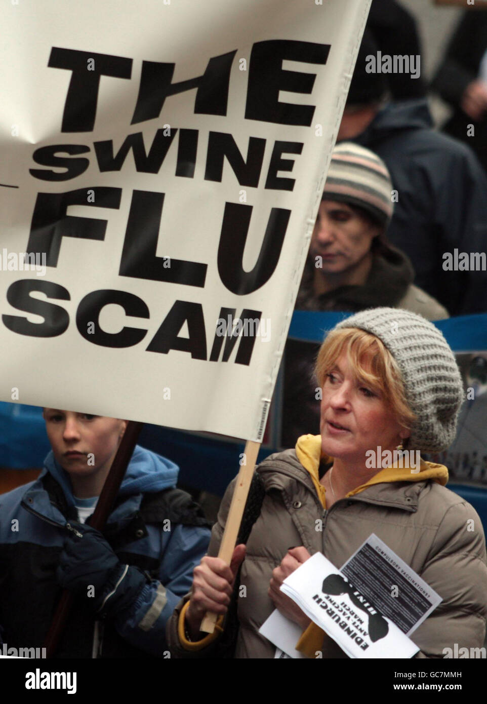 Les manifestants défilés devant le Parlement écossais dans le cadre d'une « manifestation contre la vaccination contre la grippe porcine » le long du Royal Mile Édimbourg. Banque D'Images