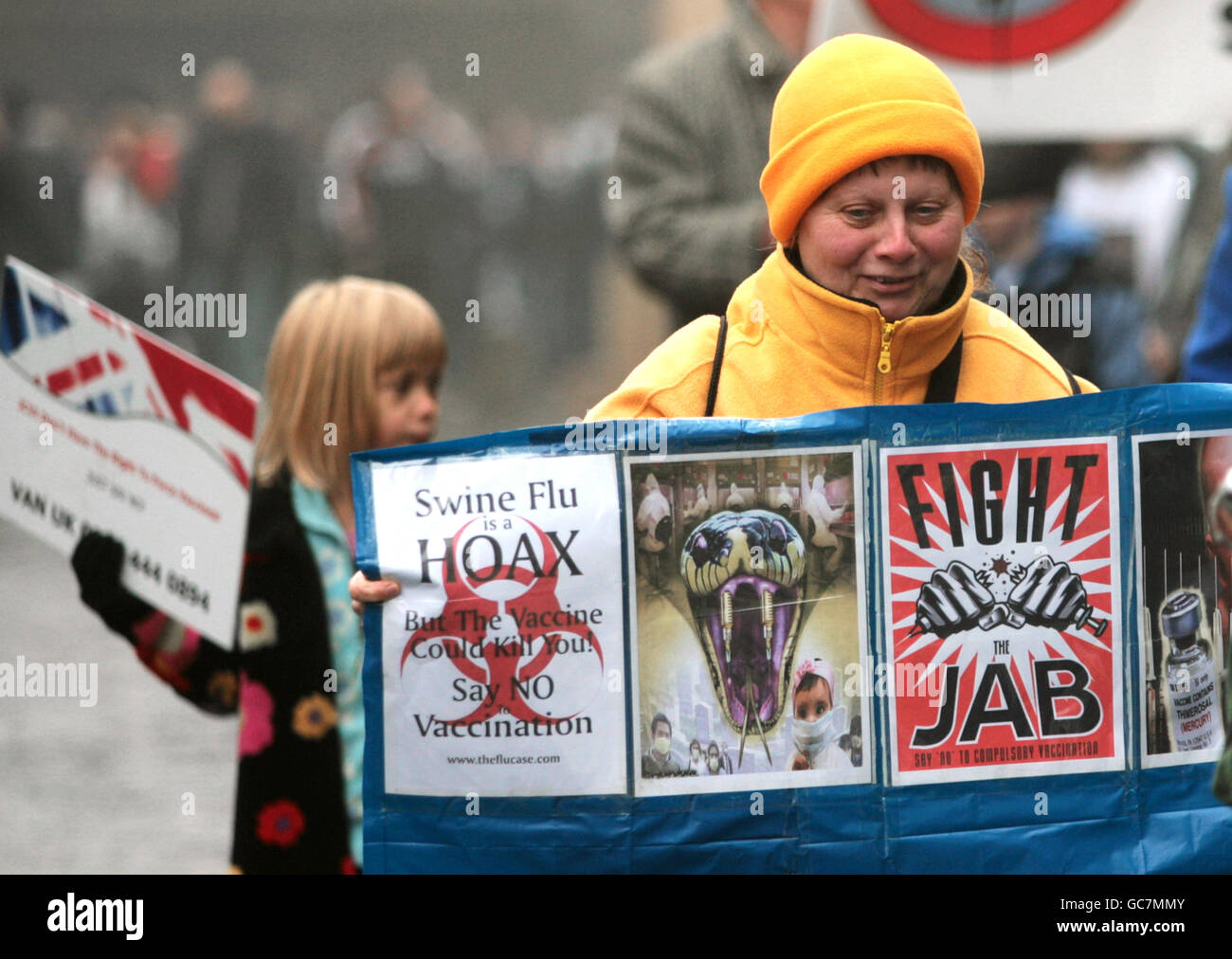 Les manifestants défilés devant le Parlement écossais dans une 'grippe porcine anti Manifestation de vaccination » le long du Royal Mile Édimbourg Banque D'Images