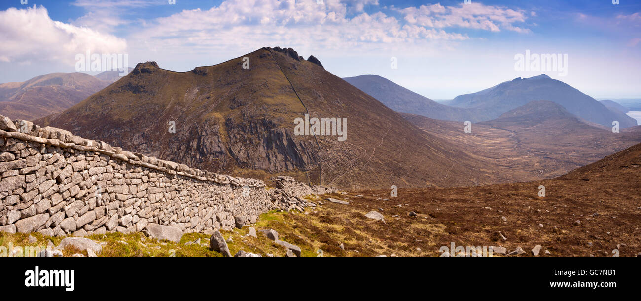 Le mur de Mourne et le sommet de Slieve Bearnagh dans les montagnes de Mourne dans l'Irlande du Nord lors d'une journée ensoleillée. Banque D'Images