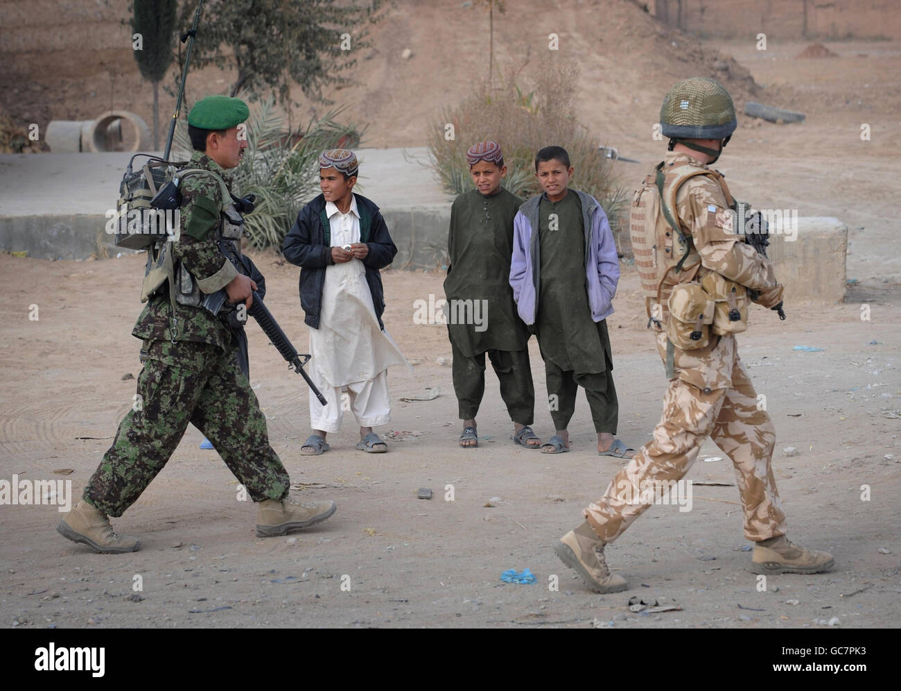 Photo d'un soldat britannique patrouilant dans le district de nad-e-Ali dans la province d'Helmand, ainsi que d'un de ses homologues de l'armée afghane en Afghanistan. Banque D'Images