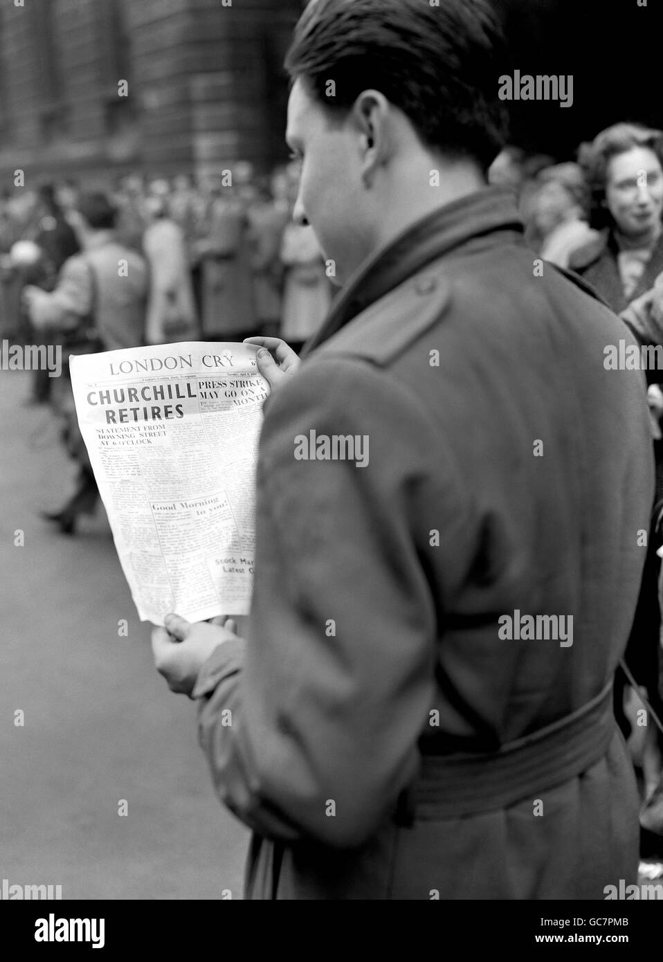 Première page d'un journal qui raconte l'histoire selon laquelle Sir Winston Churchill prendra sa retraite à titre de premier ministre.Des foules se sont rassemblées dans Downing Street en attendant d'autres nouvelles. Banque D'Images