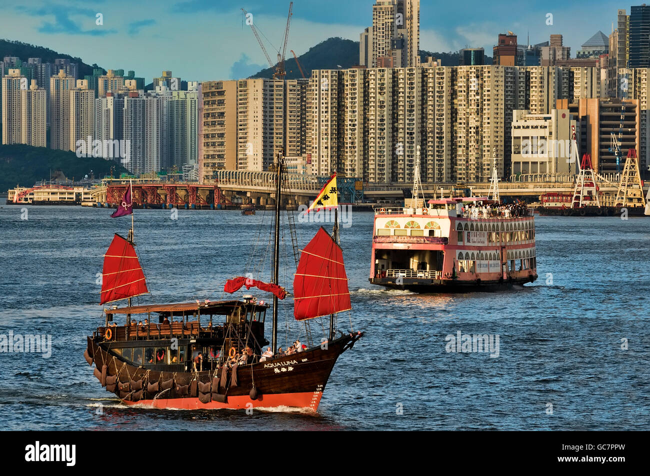 Les célèbres jonques touristiques traditionnels, le port de Victoria, Hong Kong, Chine. Banque D'Images