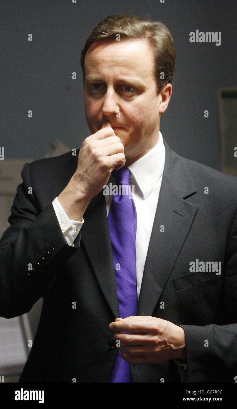 Le chef du parti conservateur David Cameron lors d'une visite à Dumfries et au Centre d'intervention d'urgence Galloway pour discuter des effets sur la région des récents phénomènes météorologiques violents. Banque D'Images