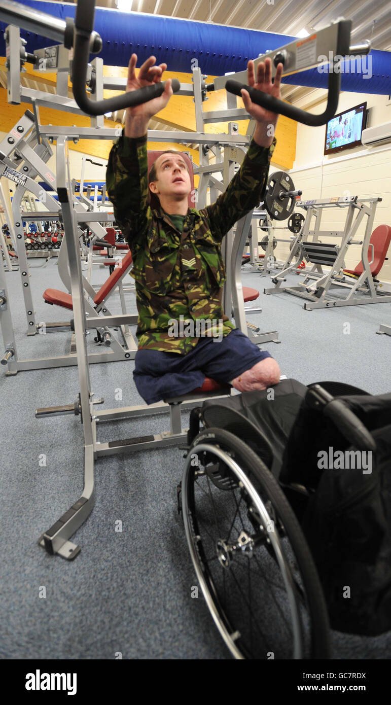 Le Sergent Gavin Harvey, 26 ans, qui a perdu les deux jambes lors de l'opération Panther's Claw en Afghanistan en août, essaie un morceau de l'appareil au Tidworth Garrison Super-Gym and Regional Rehabilitation Centre, au camp de Tidworth dans le Wiltshire. Banque D'Images