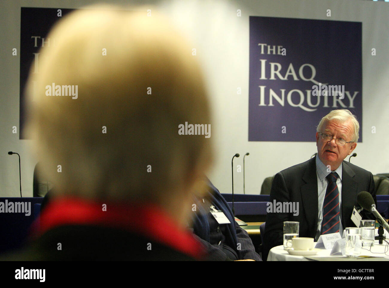 Le président de l'enquête sur l'Iraq Sir John Chilcot rencontre des familles endeuillées de personnel de service britannique tué dans la guerre en Irak, au Centre de conférence Queen Elizabeth II, Westminster (Londres). Banque D'Images