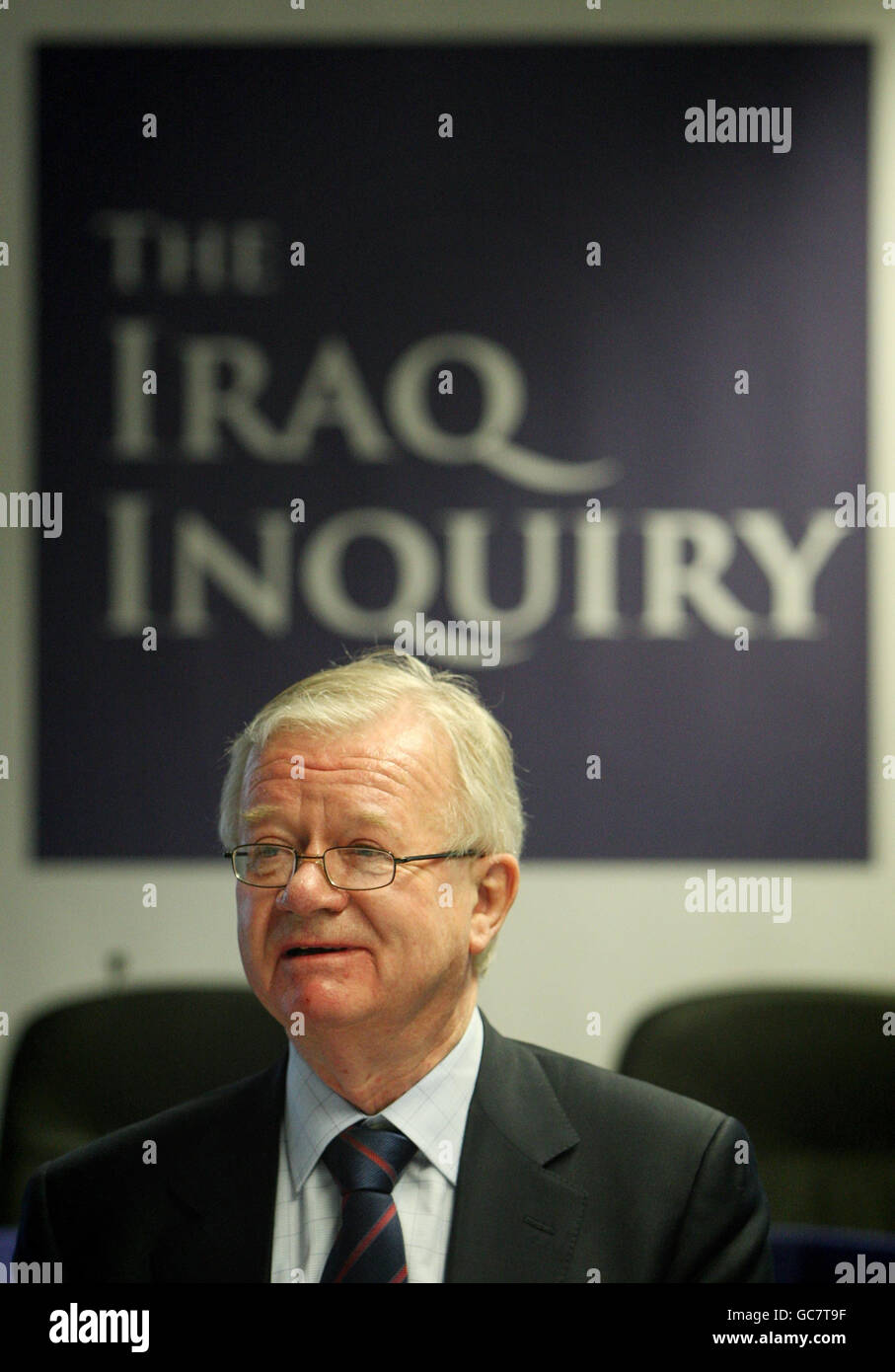 Le président de l'enquête sur l'Iraq Sir John Chilcot rencontre des familles endeuillées de personnel de service britannique tué dans la guerre en Irak, au Centre de conférence Queen Elizabeth II, Westminster (Londres). Banque D'Images