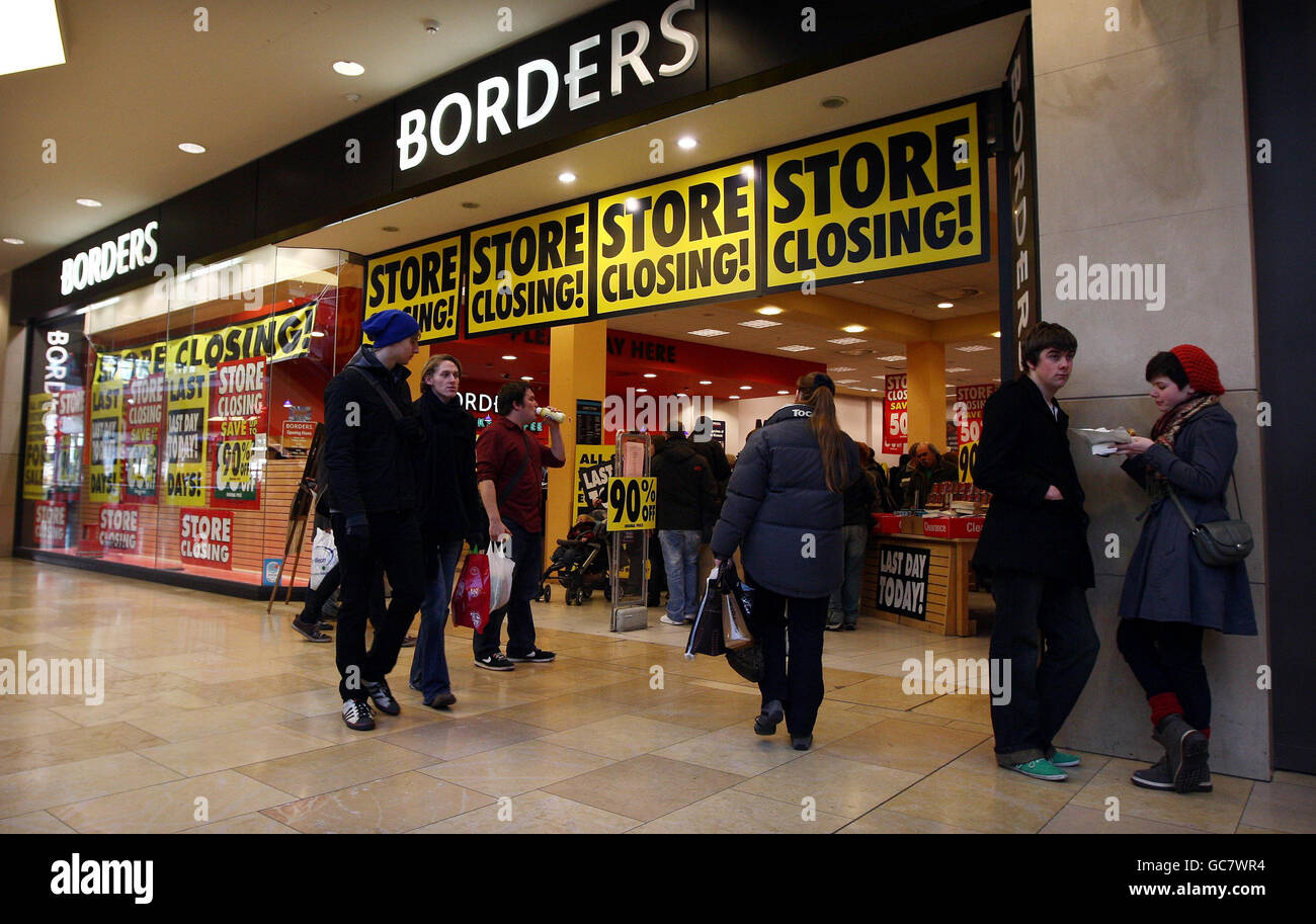 Derniers jours pour la librairie Borders dans le Bullring, Birmingham aujourd'hui. Le détaillant de livres qui compte 45 magasins au Royaume-Uni a fait partie de l'administration et vend le dernier de ses stocks, certains avec une réduction de 90 %. Banque D'Images