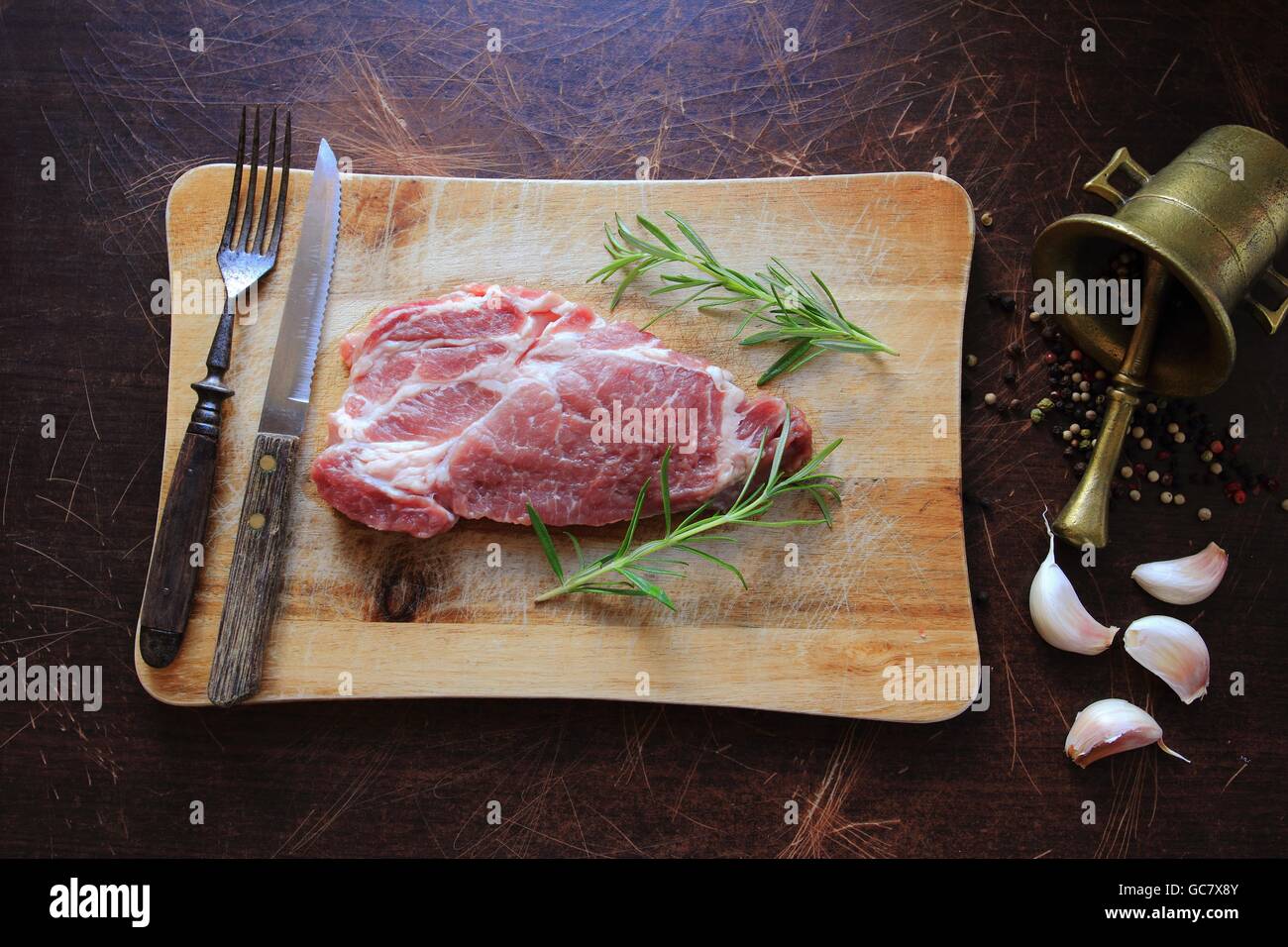 La viande de porc cru avec des ingrédients. Vue de dessus Banque D'Images