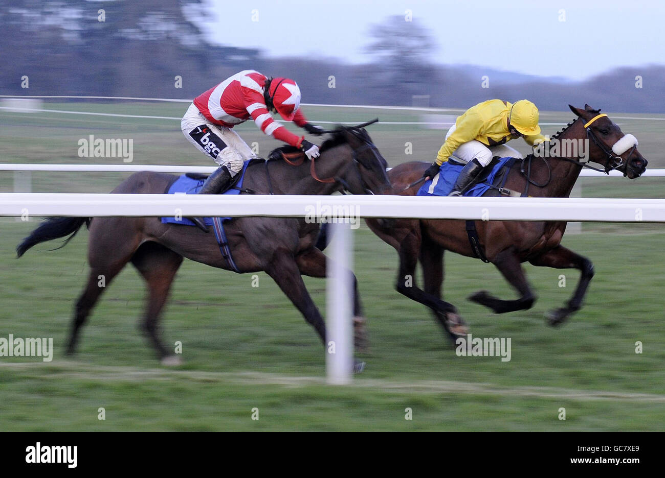 Crannaghmore Boy, monté par Seamus Durack (à droite), remporte la course standard Open National Hunt Flat Race coral.co.uk de LivinonEdge, contée par Tony McCoy pendant le Coral Welsh National à l'hippodrome de Chepstow, Gwent, au pays de Galles. Banque D'Images