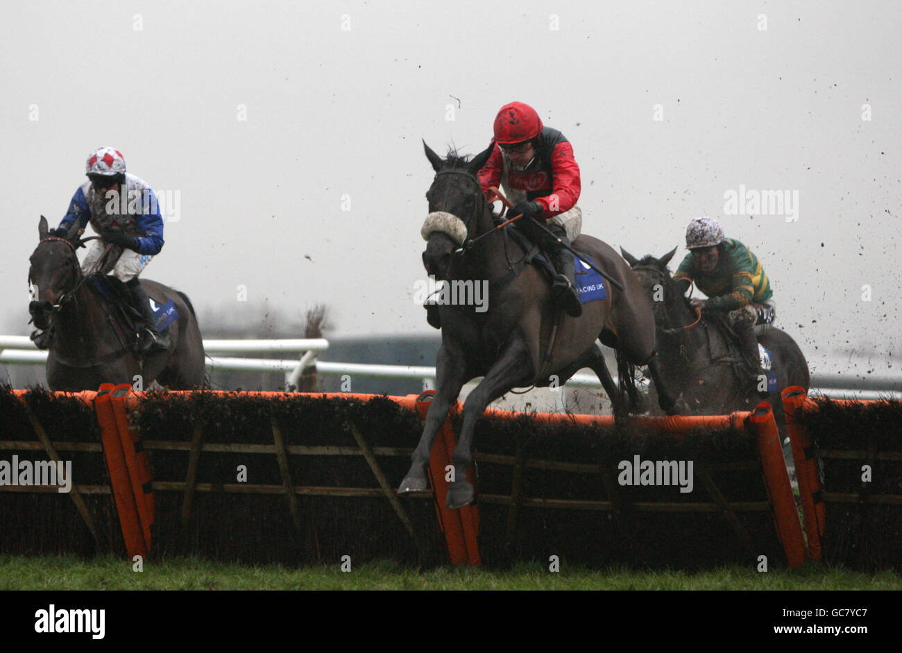 Ruby Walsh (rouge) à cheval Big Buck saute le dernier à Gagnez le Racing UK sur Virgin 536 long Walk Hurdle Course Banque D'Images