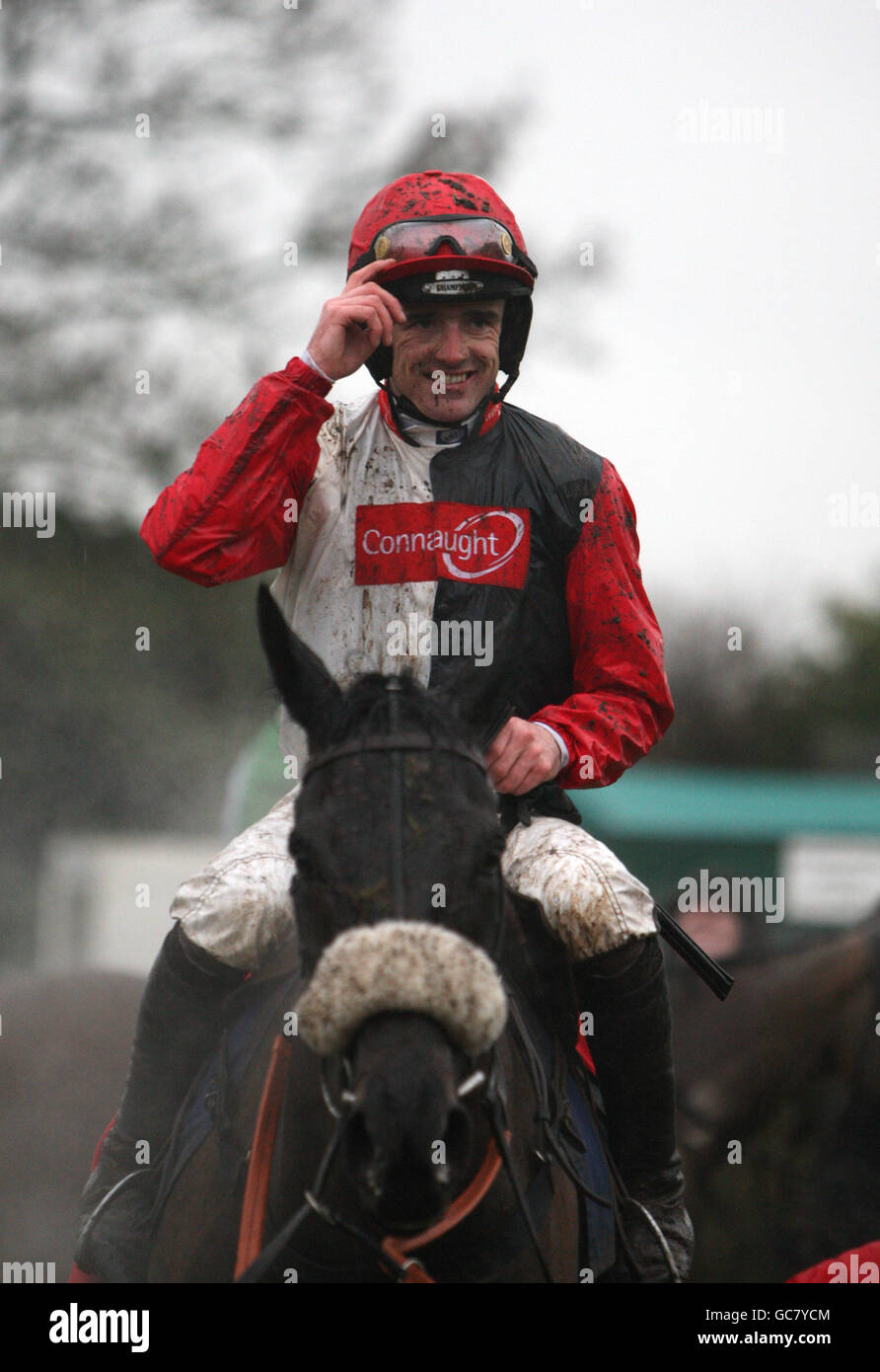 Courses hippiques - la CHARITY HEROS Challow Hurdle Day - Hippodrome de Newbury.Ruby Walsh à bord de Big Buck's célèbre la victoire de Racing UK sur Virgin 536 long Walk Hurdle Race Banque D'Images