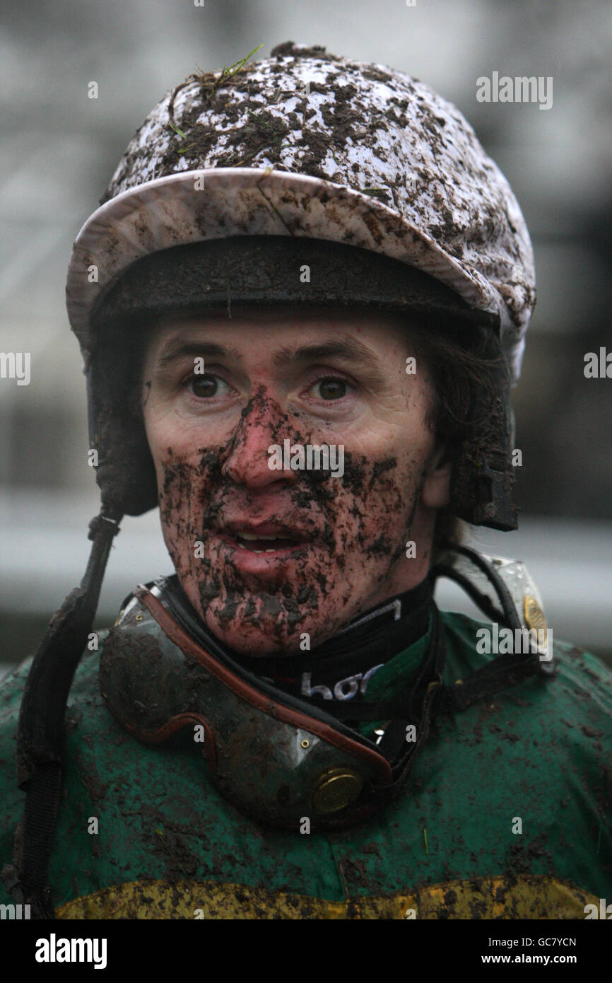 Courses hippiques - la CHARITY HEROS Challow Hurdle Day - Hippodrome de Newbury.Jockey A.P McCoy après avoir pris Karabak dans le Racing UK sur Virgin 536 long Walk Hurdle Race Banque D'Images