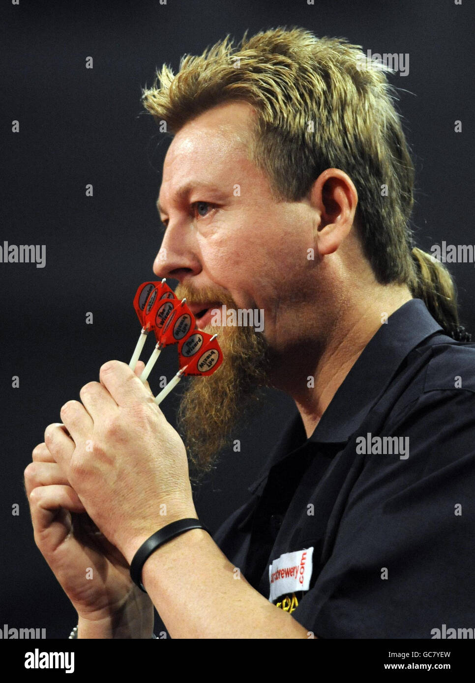 Simon Whitlock d'Australie en action pendant le Championnat du monde des fléchettes Ladbrokes.com à Alexandra Palace, Londres. Banque D'Images