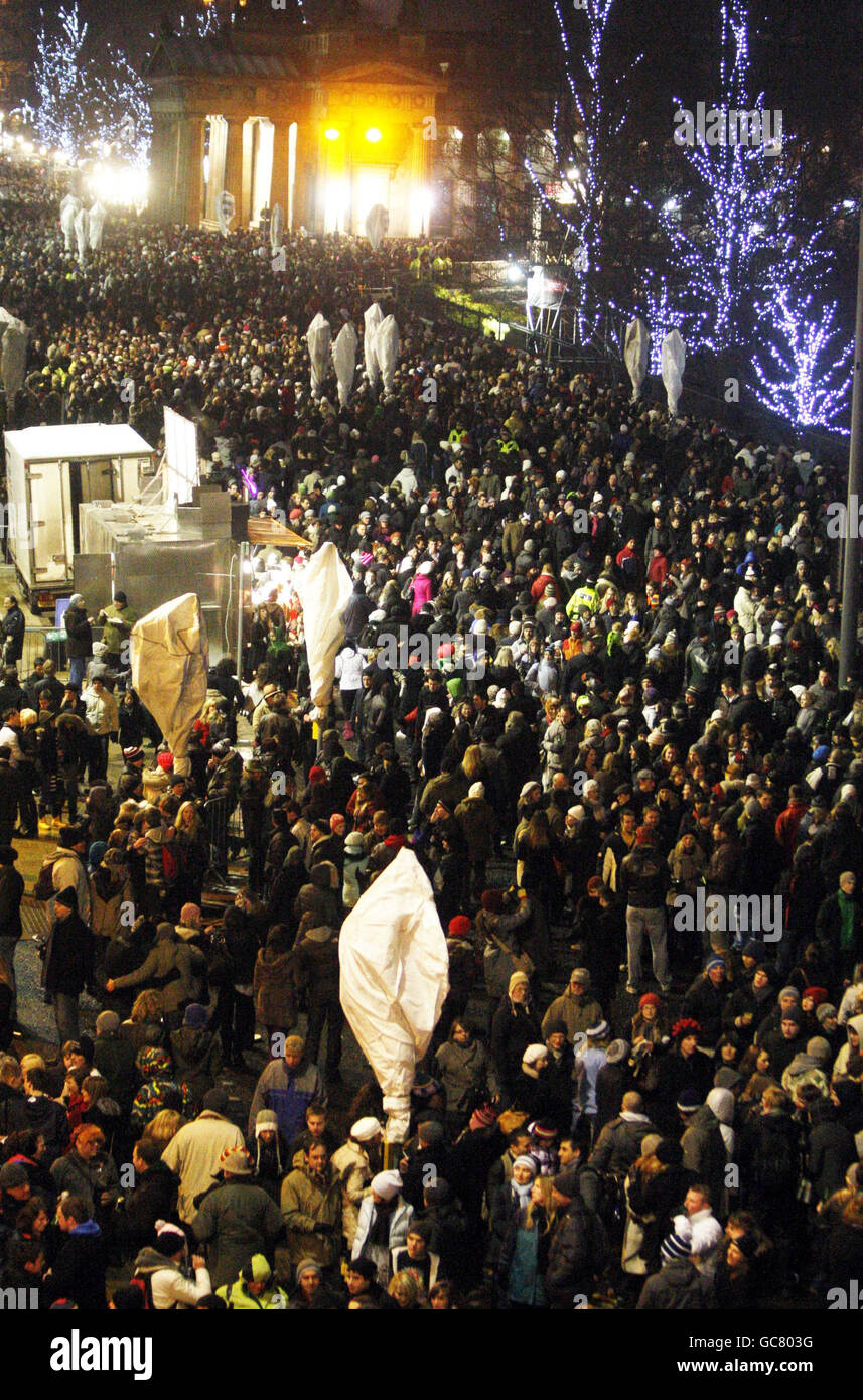 Célébrations du nouvel an. Fêtards célèbre le Hogmanay à Édimbourg. Banque D'Images