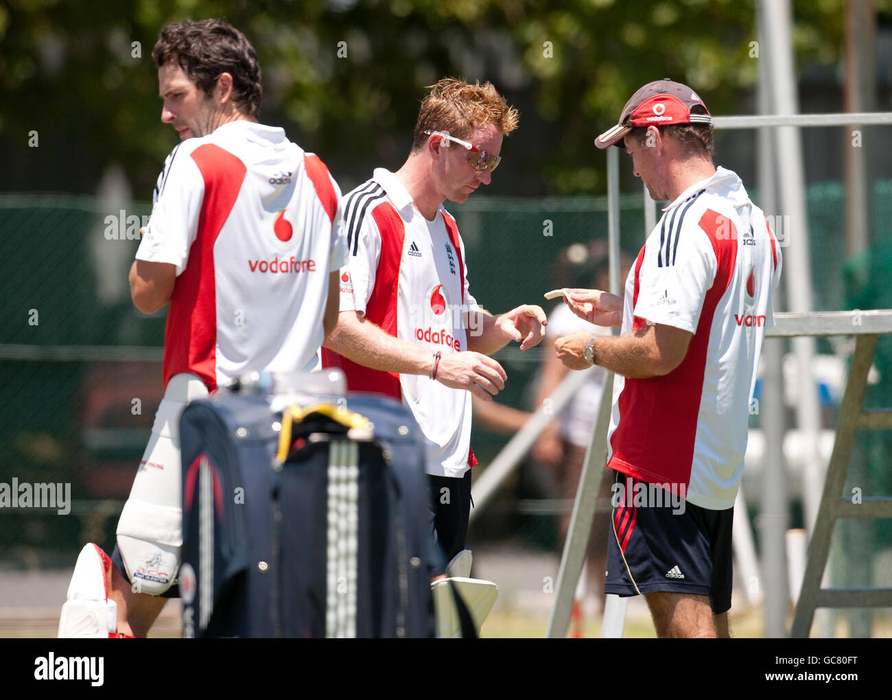 Paul Collingwood, de l'Angleterre, a un traitement sur son doigt par le physiothérapeute de l'équipe Kirk Russell lors d'une session de filets à Newlands, au Cap, en Afrique du Sud. Banque D'Images