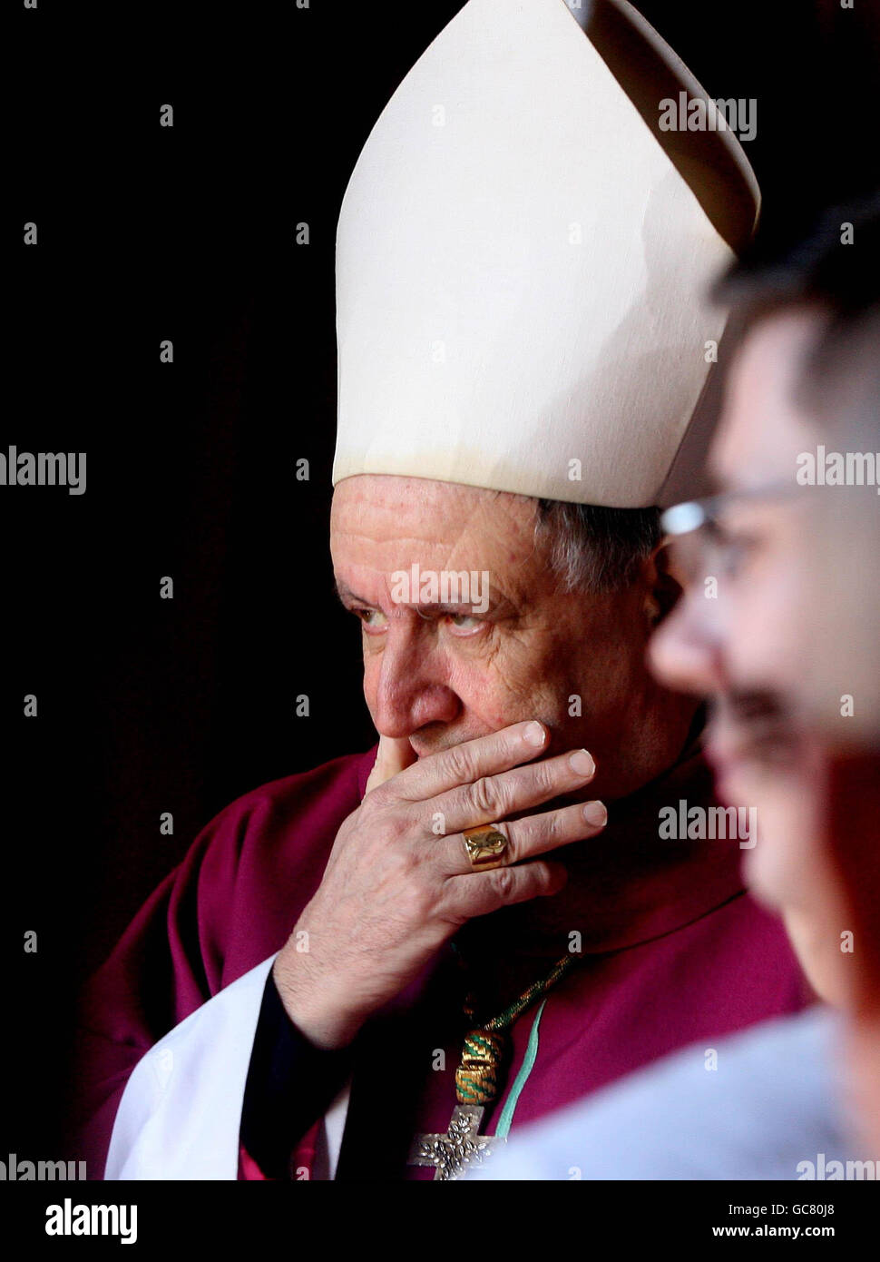 Mgr Anthony Farquhar aux funérailles du Cardinal Cahal Daly à la cathédrale Saint-Pierre à l'ouest de Belfast. Banque D'Images