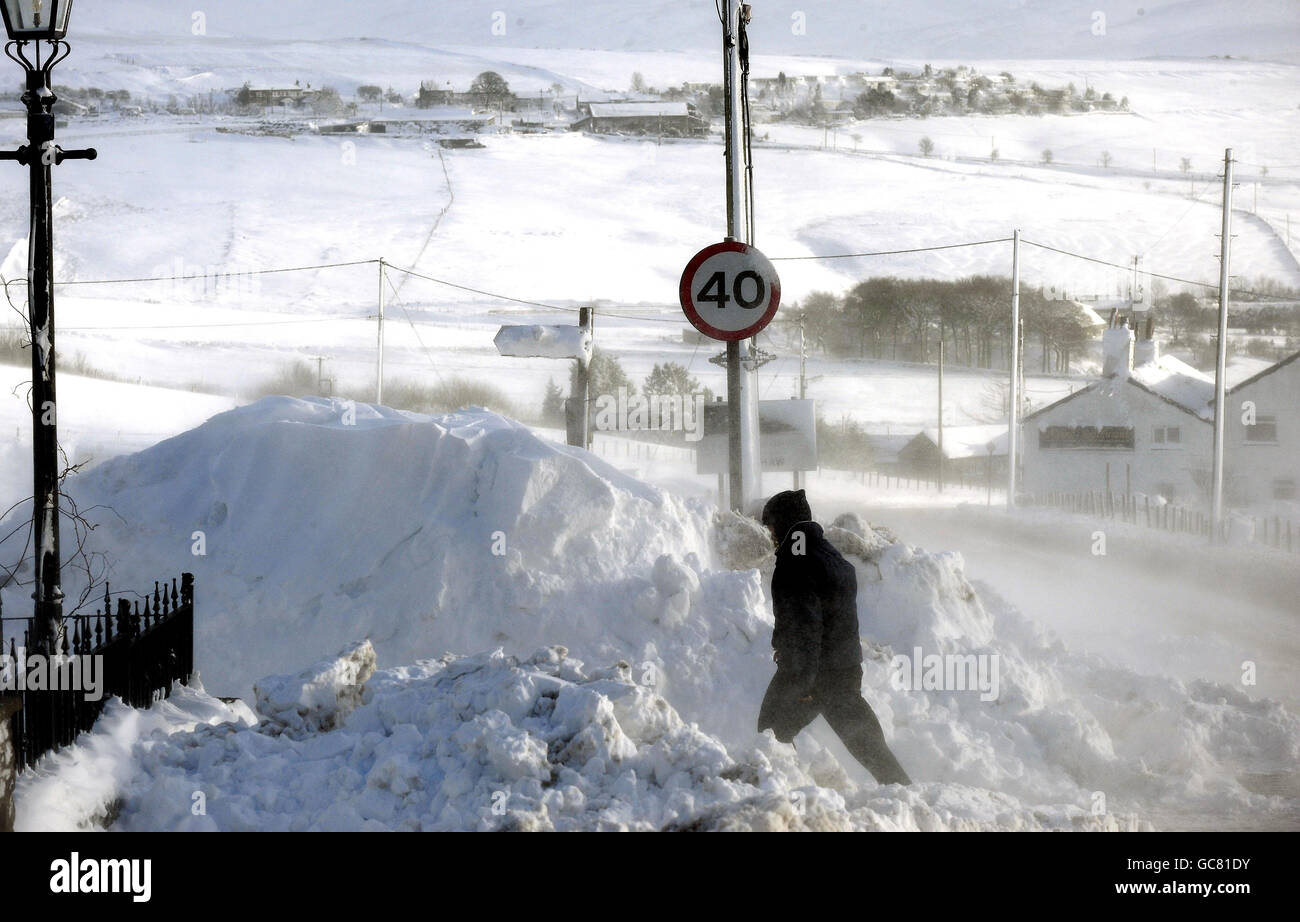 La neige dévie jusqu'à dix pieds de haut à Denshaw près d'Oldham, car de fortes chutes de neige se poursuivent dans la plupart des régions du Royaume-Uni. Banque D'Images